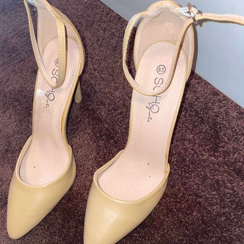 Ankle strap point toe heel pumps